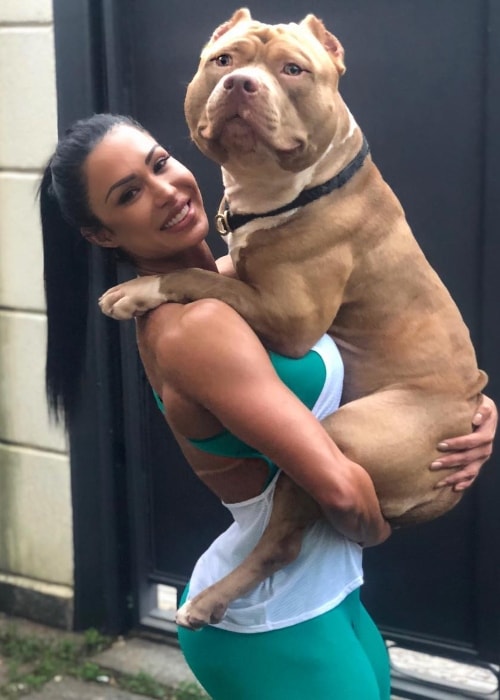 Gracyanne Barbosa med sin hund set i maj 2018