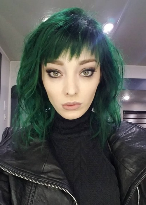 Emma Dumont med grønt hår i en selfie i juli 2018