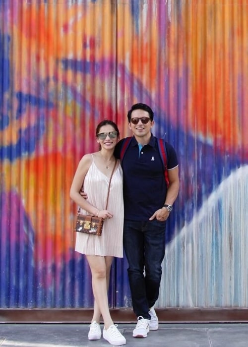 Dennis Trillo set, mens han poserede til et billede sammen med Jennylyn Mercado på La Mer Dubai i maj 2019