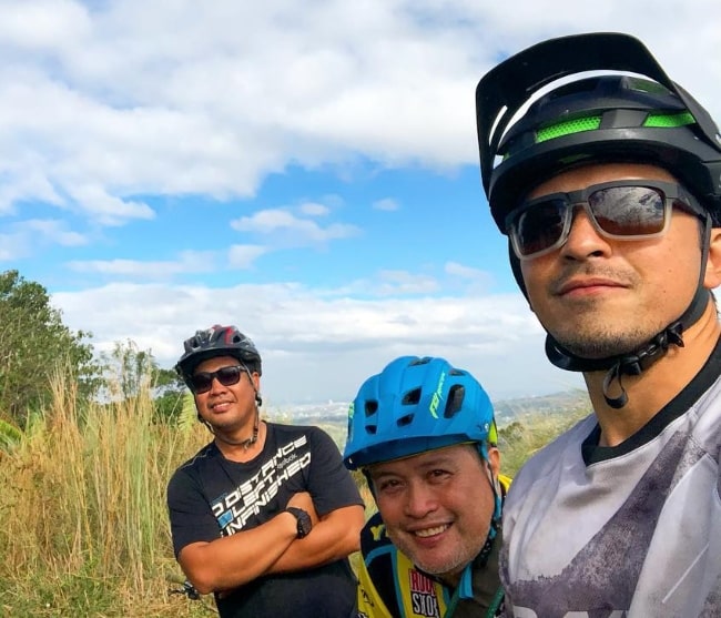 Od leve proti desni - Michael Sanvictores, William Erwin Benipayo in Dennis Trillo, kot je prikazano na selfiju, posnetem na Antenna Hillu v Binangonanu, Rizal, Filipini leta 2019