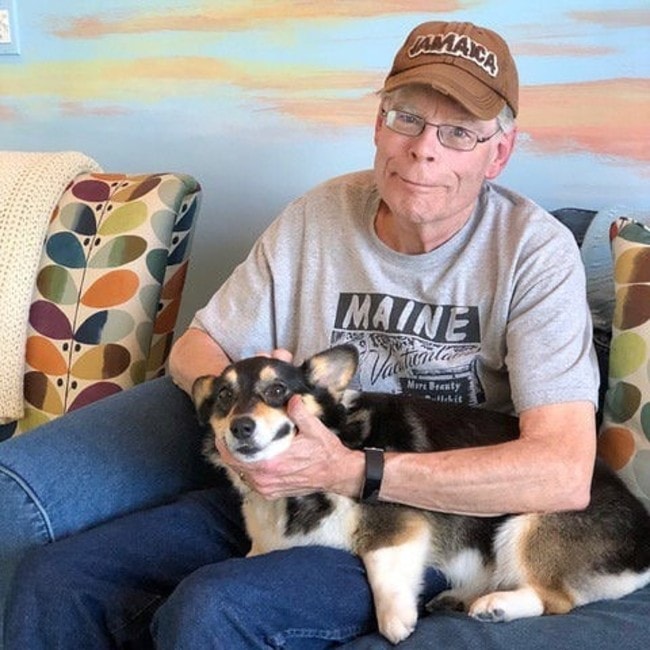 Stephen King med sin hund som set i februar 2018