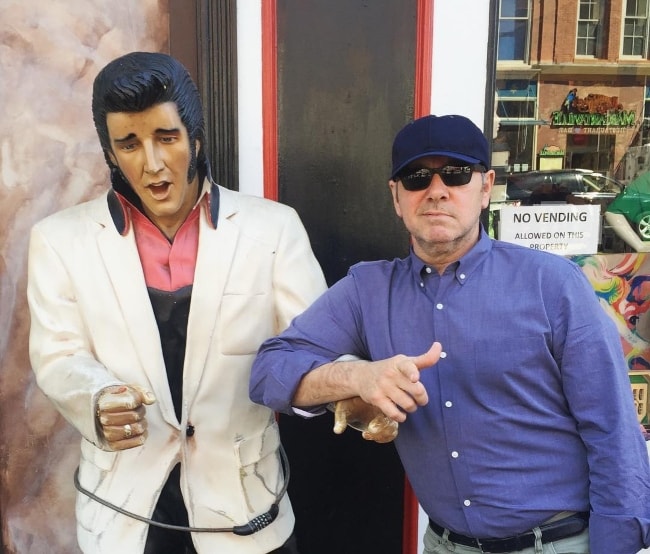 Kevin Spacey poserer med en Elvis Presley-statue i april 2016