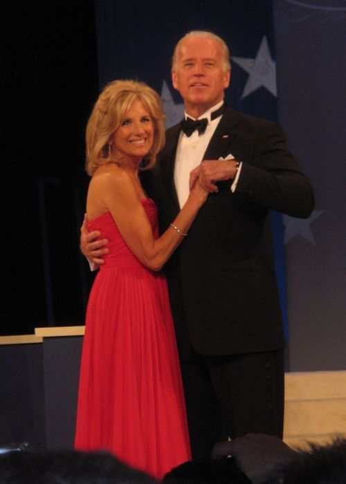 Η Τζιλ και ο Τζο Μπάιντεν φαίνονται να χορεύουν στο Ball Home States Ball του Ομπάμα το 2009