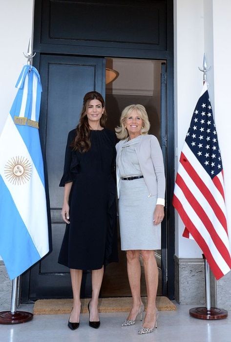 Η Τζιλ όπως φαίνεται να ποζάρει με την Αργεντινή Πρώτη Κυρία Τζουλιάνα Αουάντα το 2016