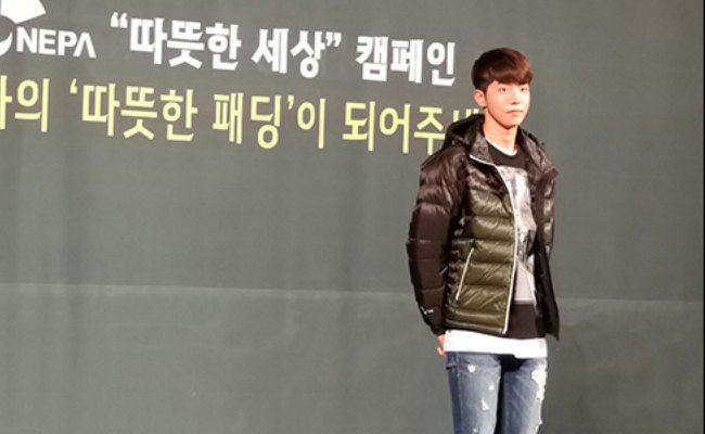 Nam Joo-hyuk κατά τη διάρκεια μιας εκδήλωσης όπως εμφανίστηκε τον Σεπτέμβριο του 2015