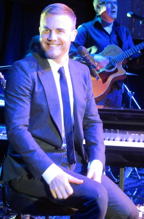 Gary Barlow afbilledet, mens han optrådte til koncert i 2013