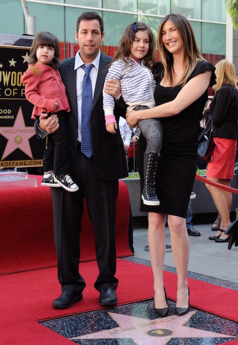 Adam Sandler vaimonsa Jackie Sandlerin ja kahden lapsen kanssa