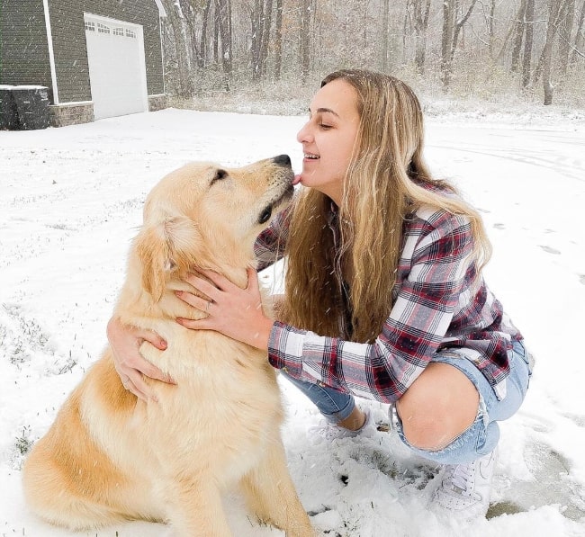 Karli Reese som set på et billede med sin hund, mens hun nyder sneen i november 2019