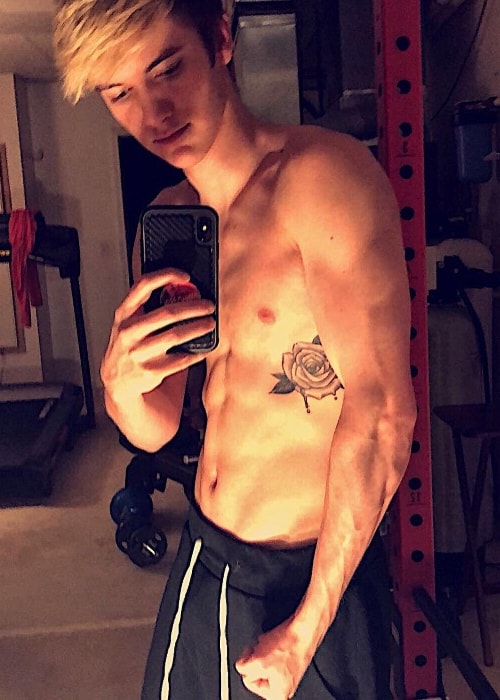 Tanner Braungardt viser sin tonede fysik i en spejl-selfie i marts 2018