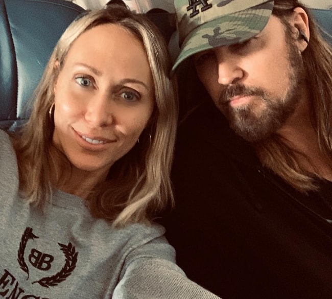 Tish Cyrus set, mens han tog en selfie med sin mand, Billy Ray Cyrus, i april 2019