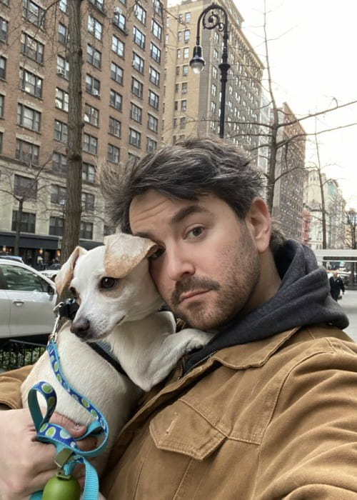 Alex Brightman i en selfie med sin hund som set i februar 2020