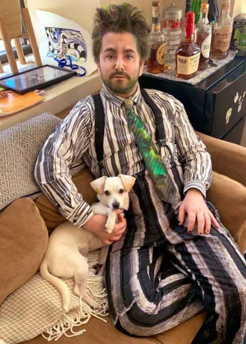Alex Brightman med sin hund som set i august 2019