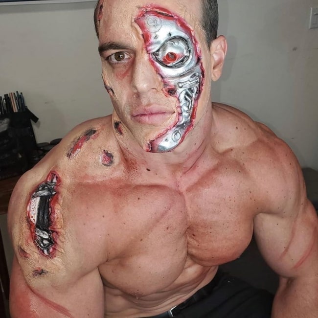 Ο Brad Castleberry όπως φαίνεται σε μια φωτογραφία που τραβήχτηκε με το μακιγιάζ Terminator για το Halloween τον Οκτώβριο του 2020