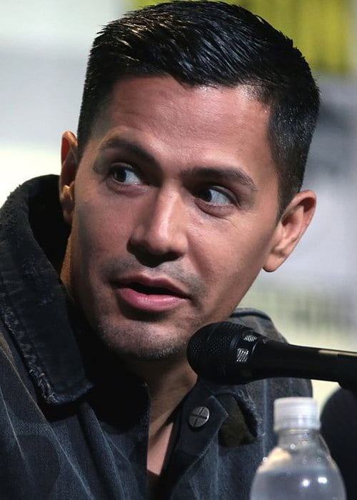 Jay Hernández prednášajúci na Comic-Con International 2016 v San Diegu