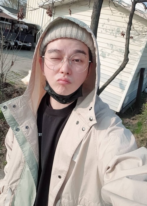 Yoon Kyun-sang som set, mens han tog en selfie i april 2019