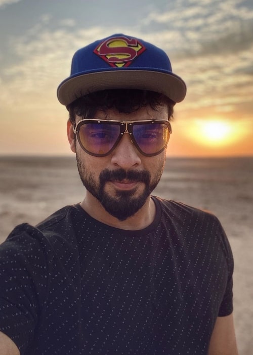 Tovino Thomas set i en selfie taget med solen stå op i kulissen i Riyadh i november 2019