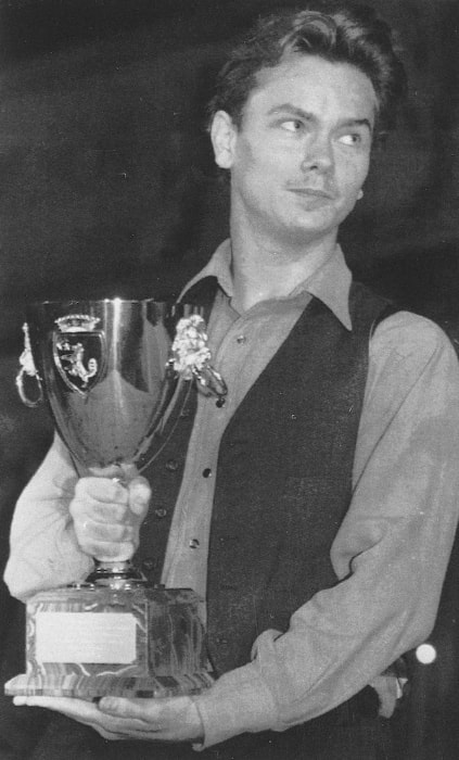 Ο Ρίβερ Φίνιξ όπως φαίνεται ενώ κρατούσε το Volpi Cup που κέρδισε για την «Καλύτερη Ανδρική Ερμηνεία» για το «Belli e damnati» (My Own Private Idaho) στο 48ο Διεθνές Φεστιβάλ Κινηματογράφου της Βενετίας τον Σεπτέμβριο του 1991