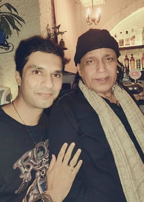 Mithun Chakraborty med en fan som set i juni 2019