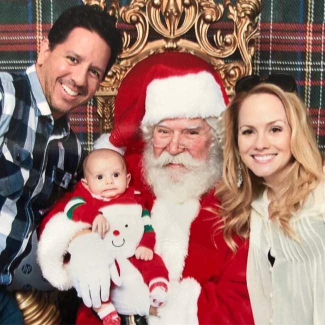 Η Kelly Stables όπως φαίνεται ενώ ποζάρει για μια χριστουγεννιάτικη φωτογραφία με την οικογένειά της στο Λος Άντζελες, Καλιφόρνια, Ηνωμένες Πολιτείες