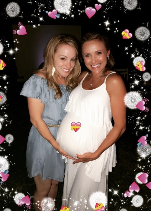 Kelly Stables (venstre) set, mens hun poserede til kameraet sammen med Christine Lakin og hendes babybump i september 2018
