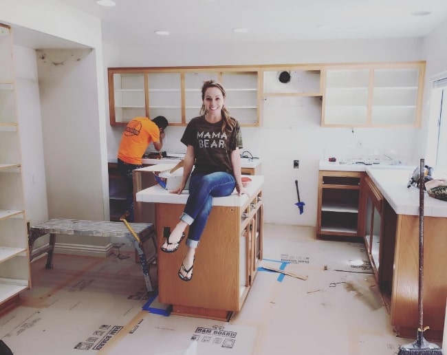 Η Κέλι Στέιμπλ όπως την είδε ενώ χαμογελούσε νευρικά για μια εικόνα καθώς η κουζίνα της ανακαινιζόταν τον Απρίλιο του 2018