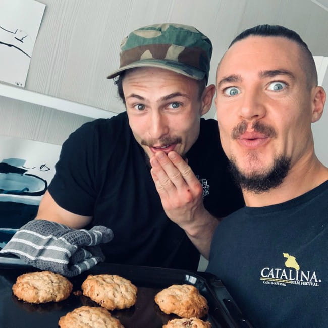 Alexander Dreymon (højre) og Arnas Fedaravicius i en selfie i juni 2019