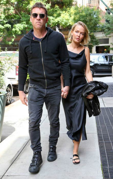 Sam Worthington og Lara Bingle forlader deres hotel i NYC i september 2014