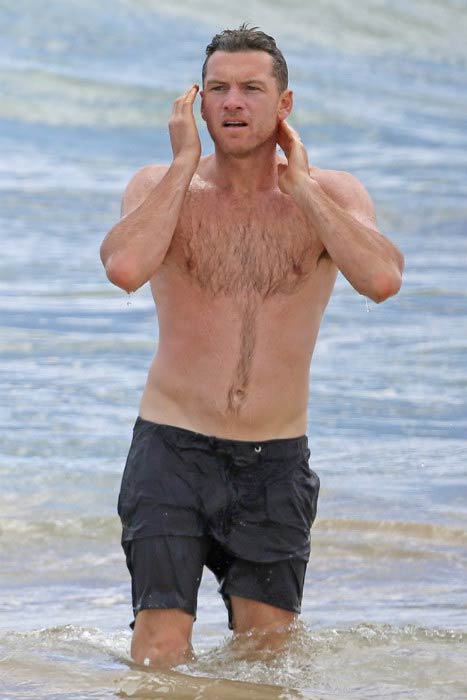 Sam Worthington skjorteløs på en Hawaii Beach i august 2014