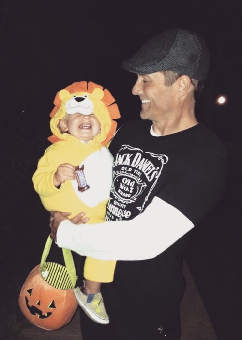 Rob Estes som set på et billede taget i Santa Monica, Californien med sit yngste barn taget i fortiden på Halloween