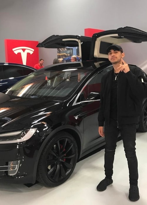 FaZe Rain som set på et billede, der blev taget på et Tesla -showroom i marts 2017
