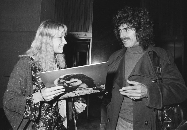 George Harrison set, da han forlod Hilton Hotel i Amsterdam og underskrev et album for en fan i februar 1977