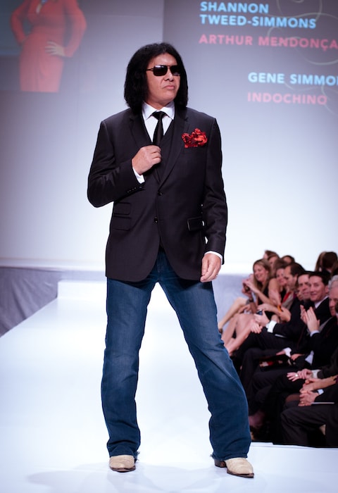 Gene Simmons iført Indochino under Heart and Stroke Foundation - The Heart Truth celebrity -modeshow i februar 2012