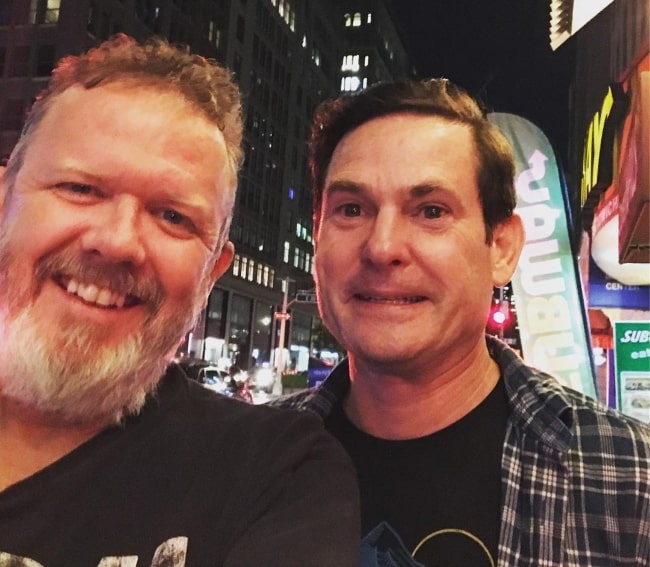 Henry Thomas (Δεξιά) όπως φαίνεται σε μια εικόνα μαζί με τον Robert Macnaughton στο Manhattan, New York City, New York τον Αύγουστο του 2019