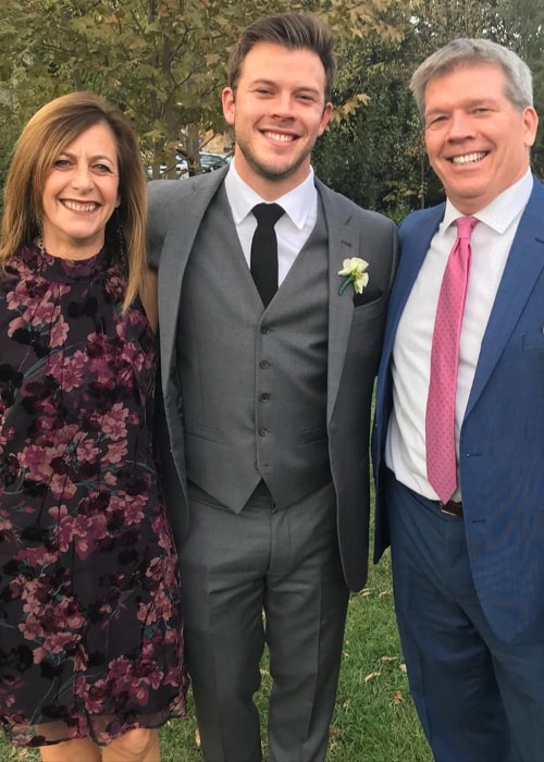 Jimmy Tatro med sine forældre, set i november 2019