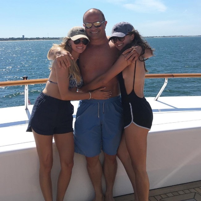 Slips Domi med sine døtre Carlin og Avery ved Nantucket Harbour set i august 2016