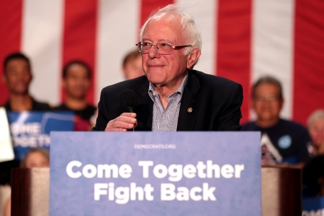 Bernie Sanders set ved et 'Come Together and Fight Back'-rally arrangeret af Den Demokratiske Nationalkomité i Mesa, Arizona i april 2017