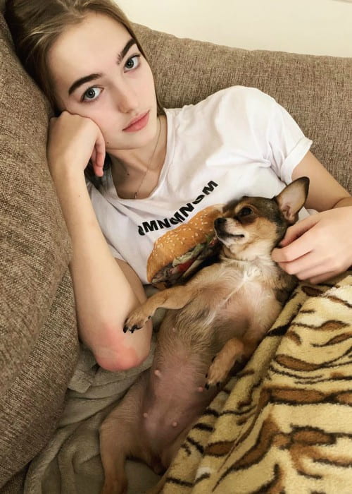 Anastasia Bezrukova med sin hund set i januar 2020