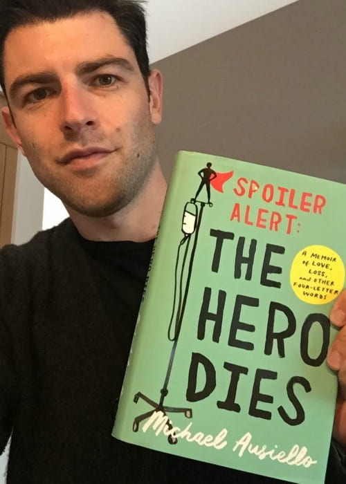 Ο Μαξ Γκρίνφιλντ κρατά το βιβλίο The Hero Dies του Michael Ausiello τον Δεκέμβριο του 2017