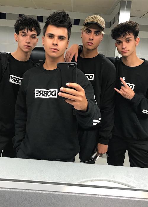 Και τα 4 αδέλφια Dobre σε μια selfie που έκανε κλικ ο Cyrus Dobre το 2017