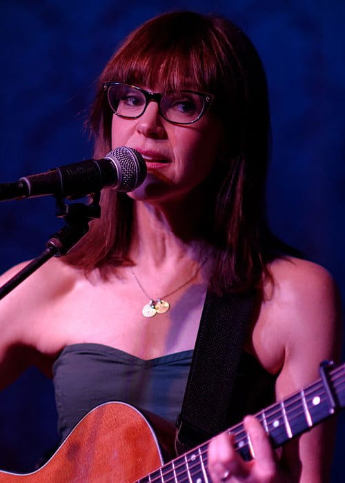 Lisa Loeb optræder live på Saint Rocke i april 2015