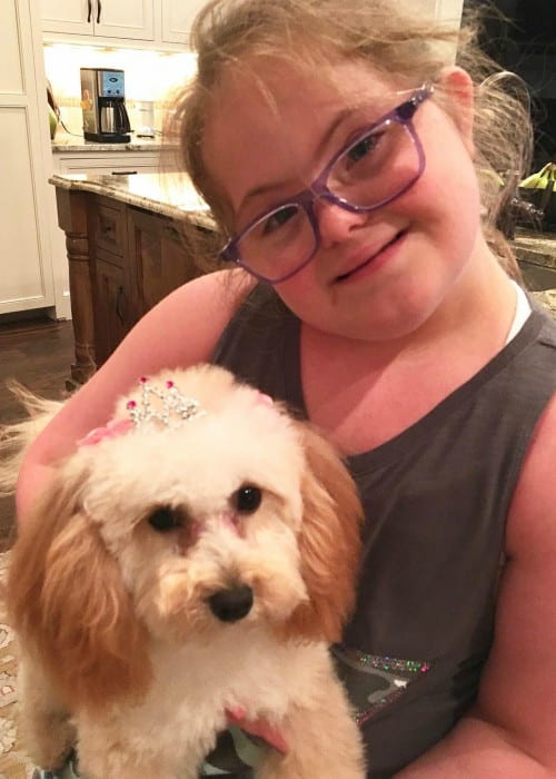 Sarah Grace Morris med sin hund set i august 2017