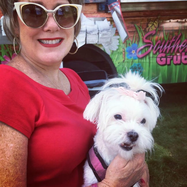 Η Cathy Nesbitt-Stein με τον σκύλο της τον Αύγουστο του 2017