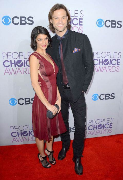 Jared Padalecki vaimonsa Genevieve Cortesen kanssa People's Choice Awards -gaalassa tammikuussa 2011