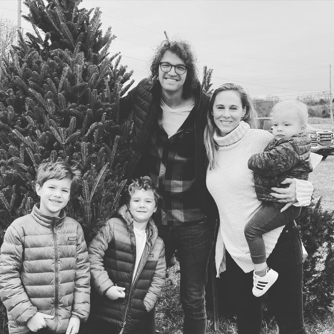 Luke Smallbone poserede til kameraet sammen med sin familie i december 2019