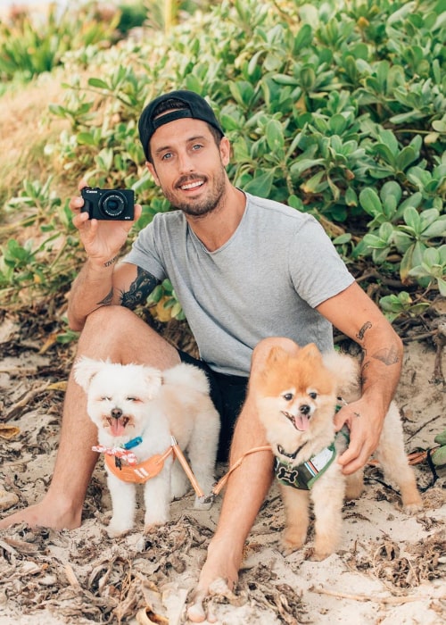 Sawyer Hartman med sine hunde, som set i august 2019