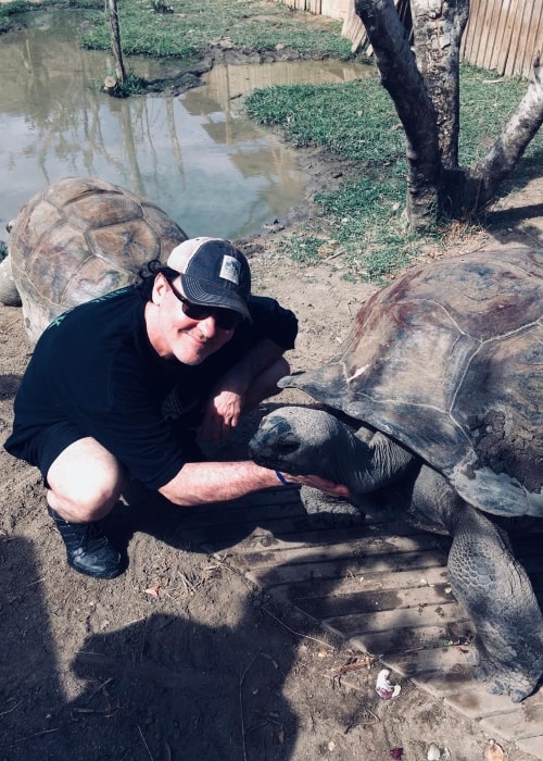 John Cusack afbilledet med en skildpadde i marts 2018