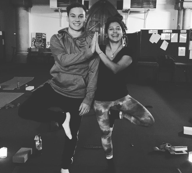 Finn Cole sett mens han poserte i et svart-hvitt bilde sammen med sin venn og yogalærer, Georgie Edwards, i januar 2018