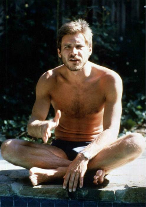 Harrison Ford skjorteløs på et gammelt foto