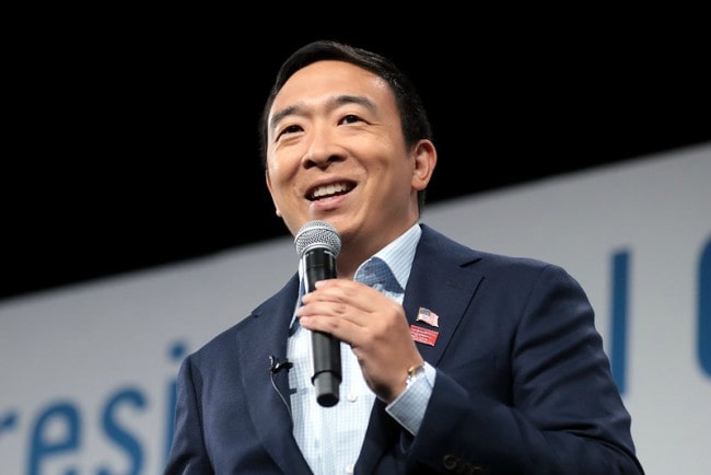 Andrew Yang på Presidential Gun Sense Forum som set i august 2019