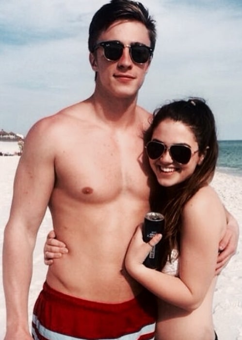 Drew Starkey slappede af på stranden i marts 2014